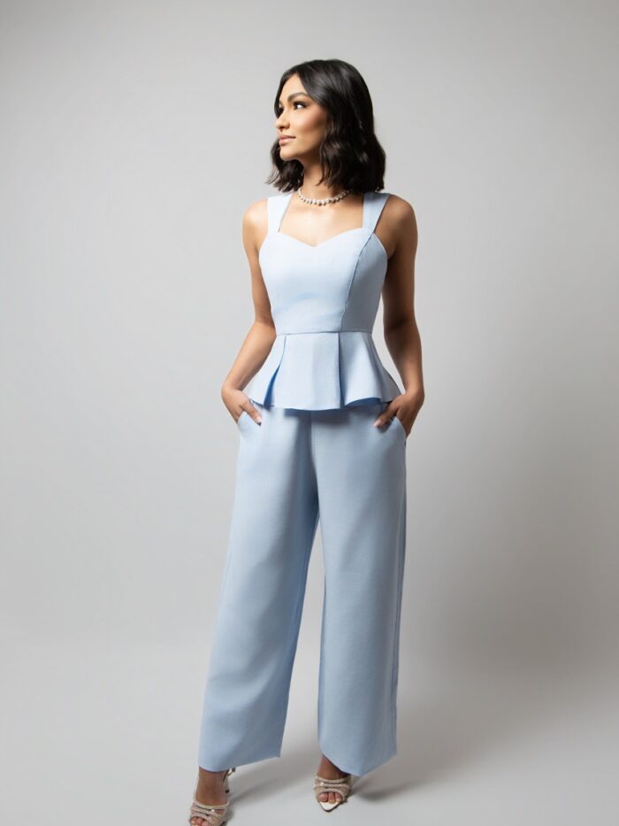 Conjunto Azul-Céu Top Peplum e Calças Pantalona de Cintura Alta