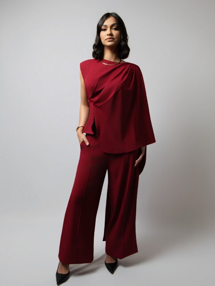 Conjunto Burgundy Assimétrico com Capa e Calças Pantalona